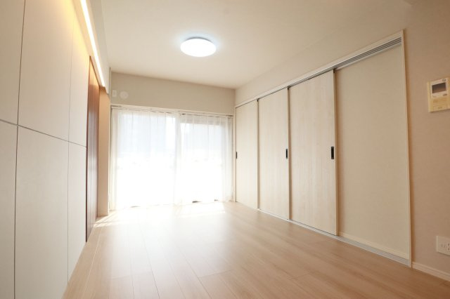 【居間・リビング】 | ライオンズマンション赤坂 | バルコニーに面しているため、太陽の明かりを感じることが出来ます