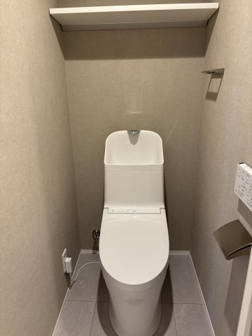 【トイレ】 | オリエントハイツ篠栗 | 冬は便座も温水も温かく快適なシャワー付トイレ。上部には収納を設置◎