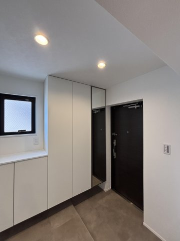 【玄関】 | オリエントハイツ篠栗 | 玄関には収能力の高いシューズボックスと鏡がセットされています。窓があるので昼は電気なしでも明るいです