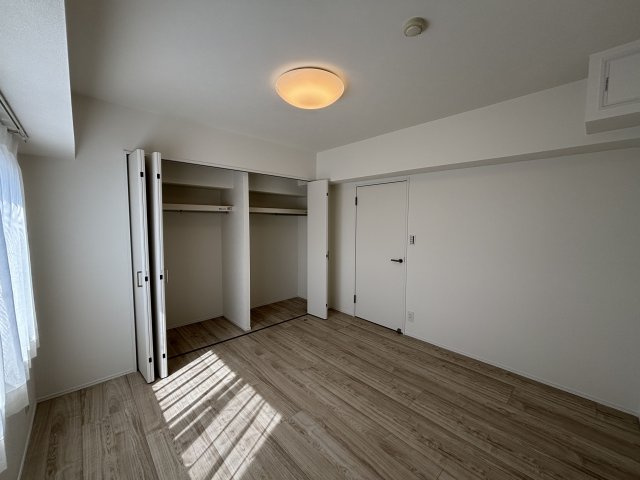 【洋室】 | オリエントハイツ篠栗 | 6.6帖の広々とした洋室は収納スペースがたっぷり！どんなお洒落さんでも安心の大容量収納が自慢です