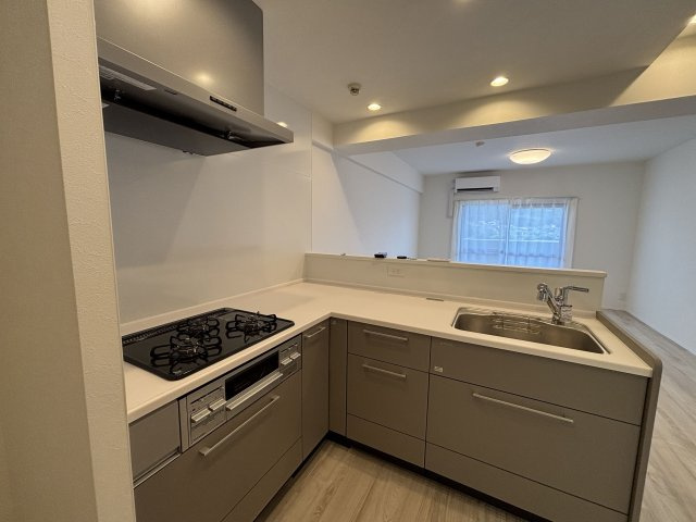 【キッチン】 | オリエントハイツ篠栗 | 使いやすくて機能的なＬ字型キッチンです。作業スペースが広くてお料理好きにもきっと満足していただけます