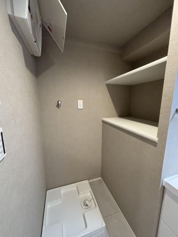 【ランドリースペース】 | オリエントハイツ篠栗 | 洗濯機置き場のところに備えつけの収納棚があるので、リネン類や洗剤などもスッキリと収納できます