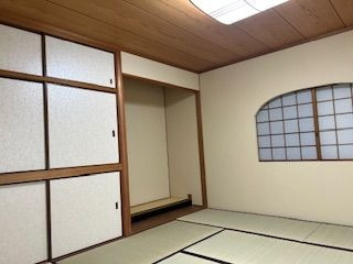 【和室】 | 福岡市中央区小笹１丁目 戸建て | 8帖の和室は床の間もある本格派。くつろぎのスペースとしても、客間としても活躍しそう