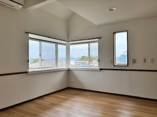 【洋室】 | 福岡市中央区小笹１丁目 戸建て | 2階の洋室。コーナー窓になっているので視界が広く、開放感があります