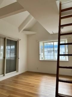 【洋室】 | 福岡市中央区小笹１丁目 戸建て | バルコニーに面した洋室。ロフト付きで部屋の空間をより広く使えます