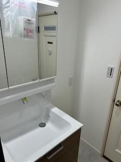 【独立洗面台】 | 福岡市中央区小笹１丁目 戸建て | 2階トイレ横の洗面所。鏡裏収納付きなので細々した物もスッキリとしまっておけます