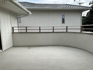 【バルコニー】 | 福岡市中央区小笹１丁目 戸建て | 2階のバルコニー。スペースが広いのでたっぷりの洗濯物も干すことができます