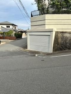 【駐車場】 | 福岡市中央区小笹１丁目 戸建て | シャッター付きの車庫で、愛車を雨やいたずらなどからしっかり守ることができます