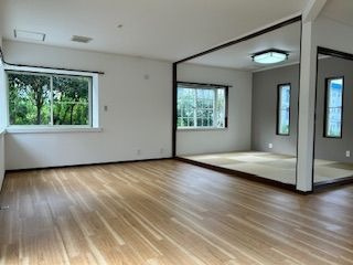 【居間・リビング】 | 福岡市中央区小笹１丁目 戸建て | 広々としたリビングは一角が開け放せる和室になっており、キッズスペースや客間等幅広い用途で使えます