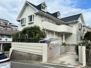 【外観】 | 福岡市中央区小笹１丁目 戸建て | 角地は日当たりや見通しがよく人気の立地です。屋根ドーマーが特徴的な外観で、塗装も完了しています