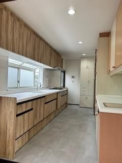 【キッチン】 | 福岡市中央区小笹１丁目 戸建て | キッチンに窓があるので手元が明るくにおいもこもりづらいです。背面には備え付けのカップボードがあります