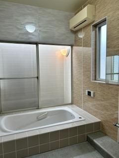 【浴室】 | 福岡市中央区小笹１丁目 戸建て | 追い焚き機能付きなので家族みんなが温かいお風呂に入れます。浴室暖房付きでヒートショック対策にも