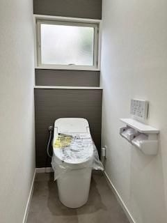 【トイレ】 | 福岡市中央区小笹１丁目 戸建て | いつも綺麗に清潔に！ウォッシュレット付きトイレです。窓も付いてるので空気の入れ替えも楽にできます