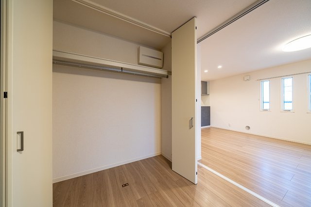 丈の長い衣類の収納に便利なクローゼット。