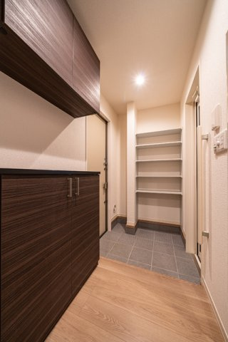 ゆとりのある収納豊富な玄関周り。