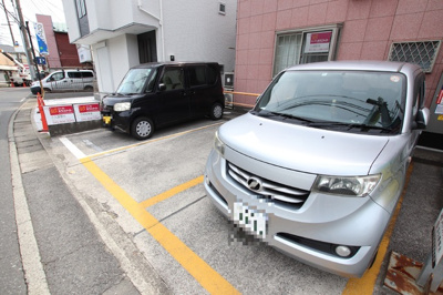 敷地内駐車場（1台・要空き確認）とコインパーキング
