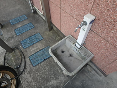 ペットの足を洗う外水洗あり