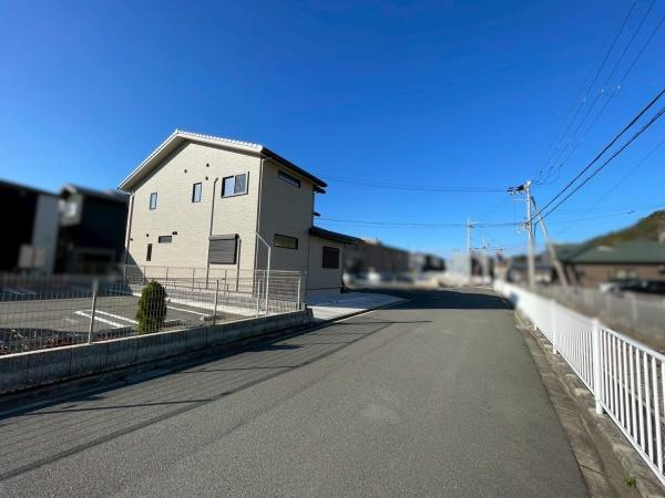 和歌山市西庄　中古戸建の前面道路含む現地写真