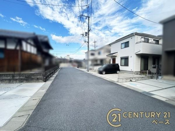 橿原市雲梯町　一戸建の前面道路含む現地写真|前面道路約６ｍでお車の出し入れも楽々！