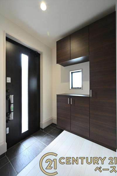 リーブルガーデン杏町 ３号棟 ／新築一戸建の内観：施工例|■玄関には大容量シューズボックス完備！■
