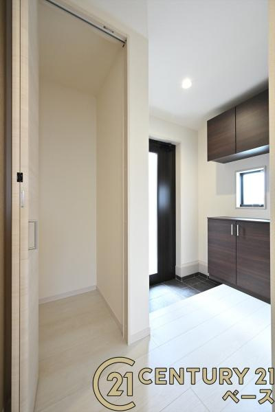 リーブルガーデン杏町 ３号棟 ／新築一戸建の収納|■現地撮影写真■あると嬉しい便利な廊下収納を完備！