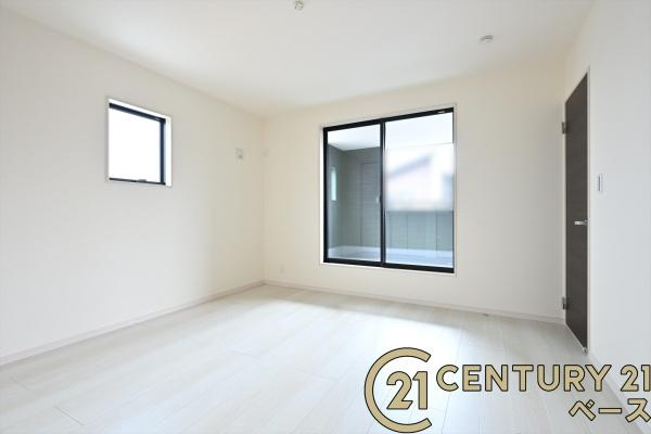 リーブルガーデン杏町 ３号棟 ／新築一戸建の洋室|■現地撮影写真■日当たりのよい明るい雰囲気の洋室です！