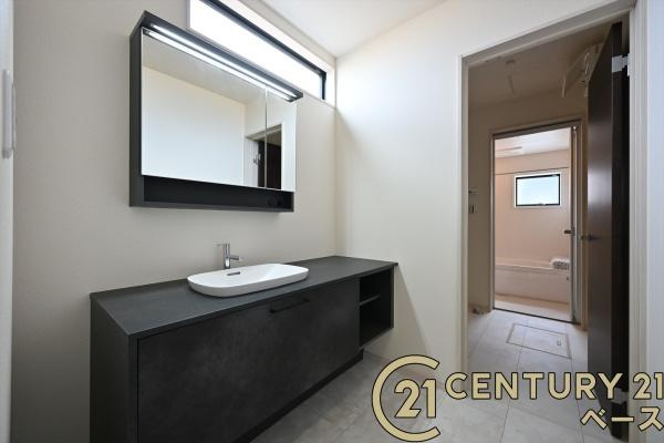 リーブルガーデン杏町 ２号棟 ／新築一戸建の独立洗面台|■現地撮影写真■清潔感のある広々とした洗面スペースです！