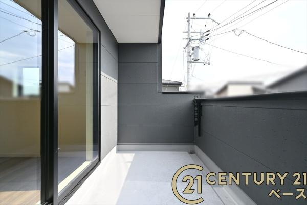 リーブルガーデン杏町 ２号棟 ／新築一戸建のバルコニー|■現地撮影写真■日当たりのよいバルコニー！洗濯物もよく乾きます！