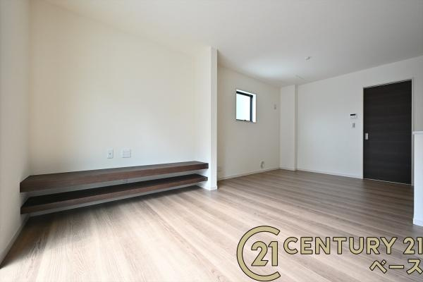 リーブルガーデン杏町 ２号棟 ／新築一戸建の居間・リビング|■現地撮影写真■大きな窓から柔らかい光が射し込みます！