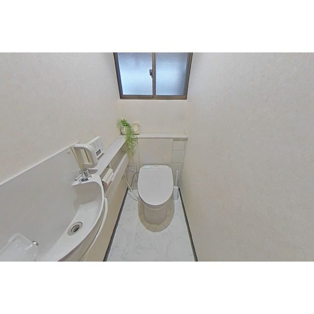 岐阜市下奈良１丁目の一戸建てのトイレ