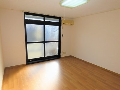 レオパレスファーストステージＳの居間・リビング|家具家電の付いていないお部屋です