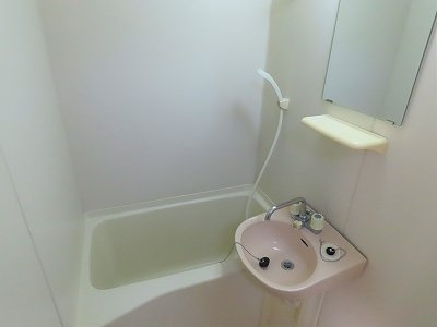 レオパレスファーストステージＳの浴室|洗面台とユニット式のお風呂です