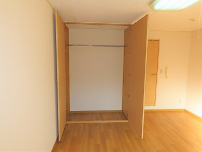 レオパレスファーストステージＳの内装|居間に大きい収納スペースがあります