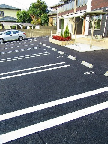 ブーゲンヒルズレイ浜田の駐車場