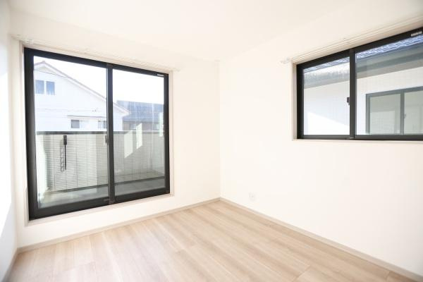 AG-HOUSE　ゆめが丘　B棟の洋室|二面採光で明るさが広がる洋室です。ナチュラルなフローリングが人気のポイント。シンプルな形状なのでお好みのインテリアも合わせやすいです。バルコニーへの出入りもスムーズにできます。