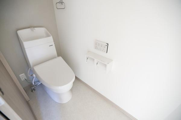 AG-HOUSE　ゆめが丘　B棟のトイレ|シンプルなデザインのトイレで清潔感があります。壁付けのリモコンが使いやすい位置に設置されています。スペースにも余裕が感じられ快適にご利用いただけます。ペーパーホルダーが2連タイプなので便利です。