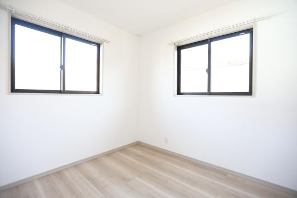 AG-HOUSE　ゆめが丘　B棟の洋室|洋室には二面採光の窓があり明るさが広がります。白を基調とした壁とフローリングが調和しています。室内はシンプルなデザインで家具の配置もしやすい造りです。