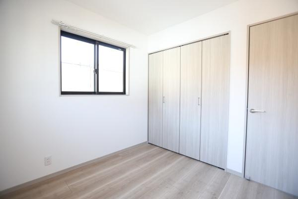 AG-HOUSE　ゆめが丘　B棟の洋室|明るい陽射しが差し込む洋室です。収納スペースが充実しているためすっきりとした空間を保てます。ナチュラルなフローリングが落ち着きを感じさせます。