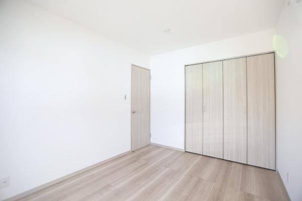 AG-HOUSE　ゆめが丘　B棟の洋室|ホワイトを基調とした明るい洋室です。クローゼットが備わっており収納スペースも充実しています。ナチュラルな床材が落ち着いた雰囲気を演出しています。シンプルなデザインで様々なインテリアと調和します。