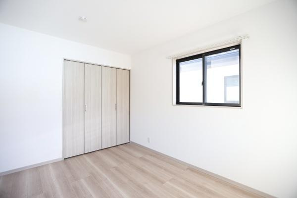 AG-HOUSE　ゆめが丘　B棟の洋室|明るいフローリングが特徴の洋室です。シンプルな内装が落ち着いた空間を演出します。大きめの窓から光が差し込み室内が開放的に感じられます。クローゼットも備わっており収納スペースが確保されています。