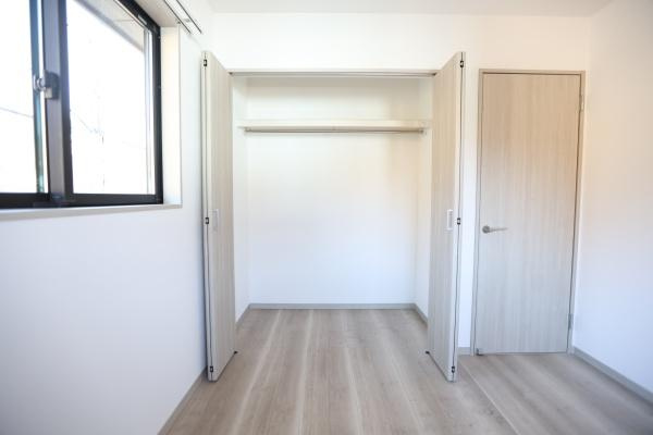 AG-HOUSE　ゆめが丘　B棟の収納|明るい室内に設けられた収納スペースは扉が広く開くため物の出し入れがしやすいです。ハンガーパイプ付きで衣類の整理にも便利です。シンプルなデザインなのでさまざまなインテリアとも調和します。