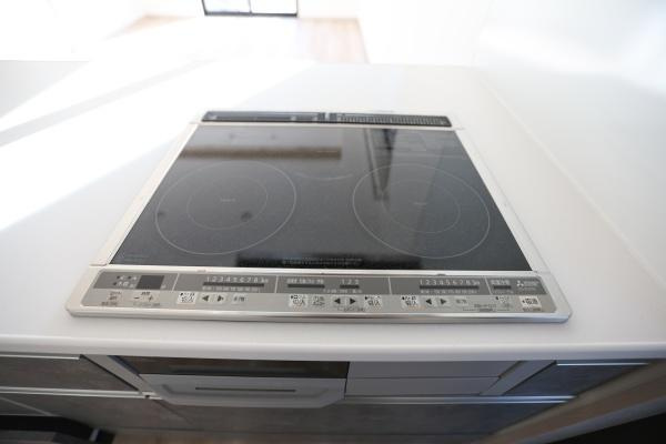 AG-HOUSE　ゆめが丘　B棟のキッチン|IHクッキングヒーターが設置されているキッチンです。天板がフラットなのでお手入れがしやすい設計です。直感的な操作が可能なパネルも備わっています。コンパクトにまとまったスペースを活用できます。