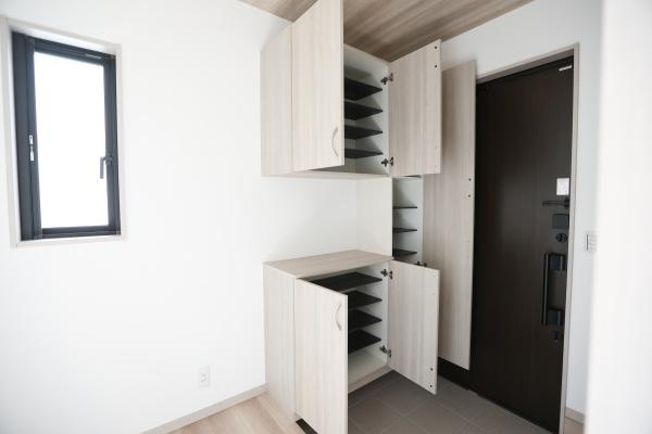 AG-HOUSE　ゆめが丘　B棟の玄関|玄関には収納スペースが充実しておりすっきりとした空間を保つことができます。明るい内装で清潔感があります。窓があり採光にも配慮されています。