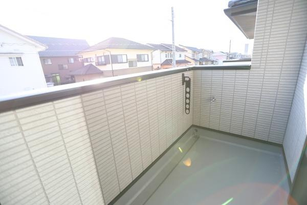 AG-HOUSE　ゆめが丘　B棟のバルコニー|日当たりの良いバルコニーで開放感が感じられます。しっかりとした壁面でプライバシーもしっかり守れます。洗濯物干しなど多用途に利用できそうです。