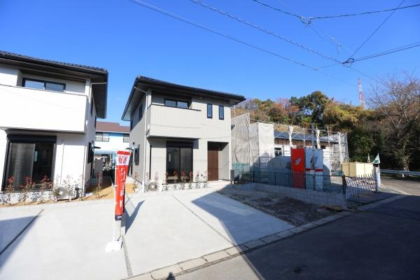 AG-HOUSE　ゆめが丘　B棟の駐車場|住宅前に広々とした駐車スペースが確保されています。アプローチもスムーズで利便性を感じられる配置です。道路との段差が少なく車の出し入れも容易です。