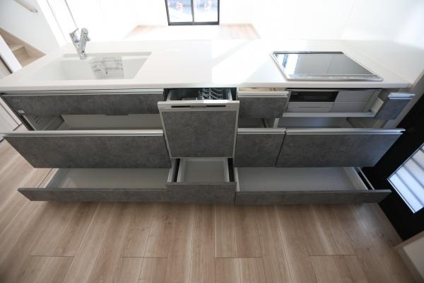 AG-HOUSE　ゆめが丘　B棟のキッチン|シンプルなデザインで統一されたキッチンです。引き出し収納が豊富に備わっています。スタイリッシュな印象が感じられます。