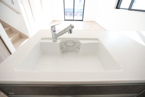 AG-HOUSE　ゆめが丘　B棟のキッチン|シンプルですっきりとしたデザインのシンクが印象的です。天板も広く作業がしやすい仕様です。水栓も使いやすい位置に設置されております。