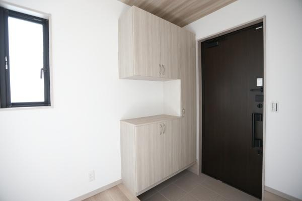 AG-HOUSE　ゆめが丘　B棟の玄関|明るさを感じる玄関スペースです。シンプルなデザインの収納が機能的です。窓があり自然光が差し込みます。落ち着いた色合いの扉も魅力です。