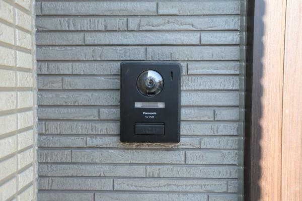 AG-HOUSE　ゆめが丘　B棟の玄関|玄関にはモニター付きインターホンを設置しています。訪問者の確認ができるので安心です。シンプルなデザインが外観に調和しています。