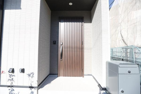 AG-HOUSE　ゆめが丘　B棟の玄関|スタイリッシュな玄関ドアが印象的です。玄関まわりはシンプルで清潔感が感じられるデザインです。軒天付きで雨の日も安心して出入りができます。